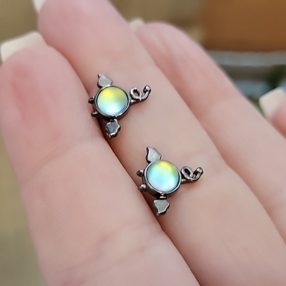 Little Devil Color Shift Stud Earrings, S925 posts - Picture 6 of 8